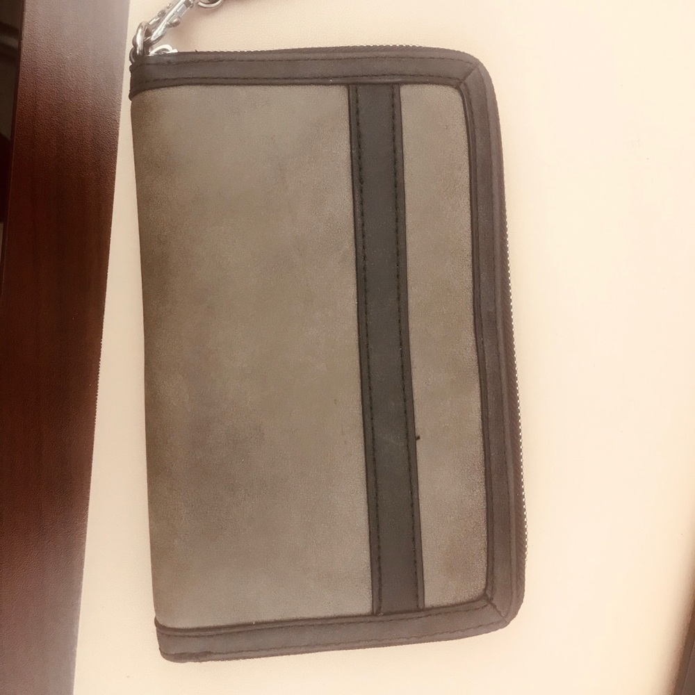 Large wallet. Holds 24 cards. Verify durable.